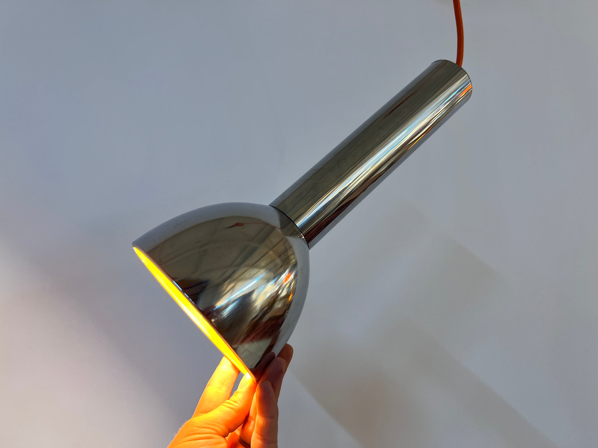 Spotlampe Chrom mit orangem Akzentschirm