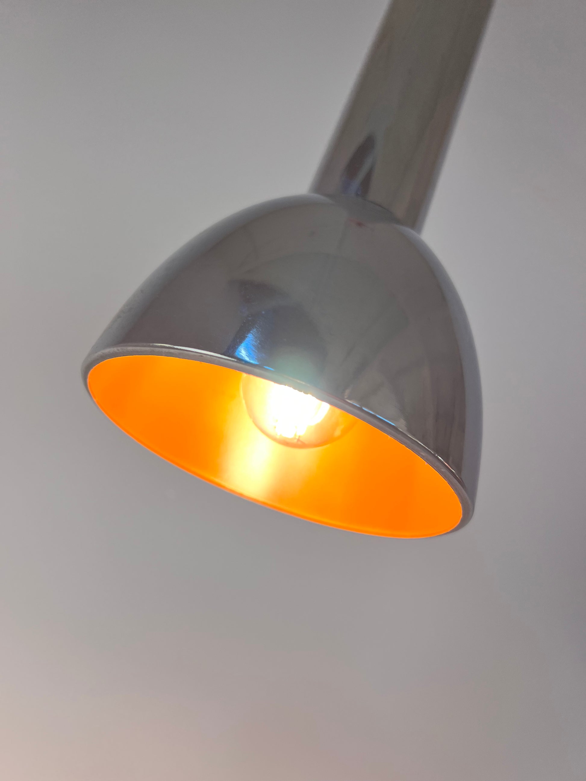 Spotlampe Chrom mit orangem Akzentschirm