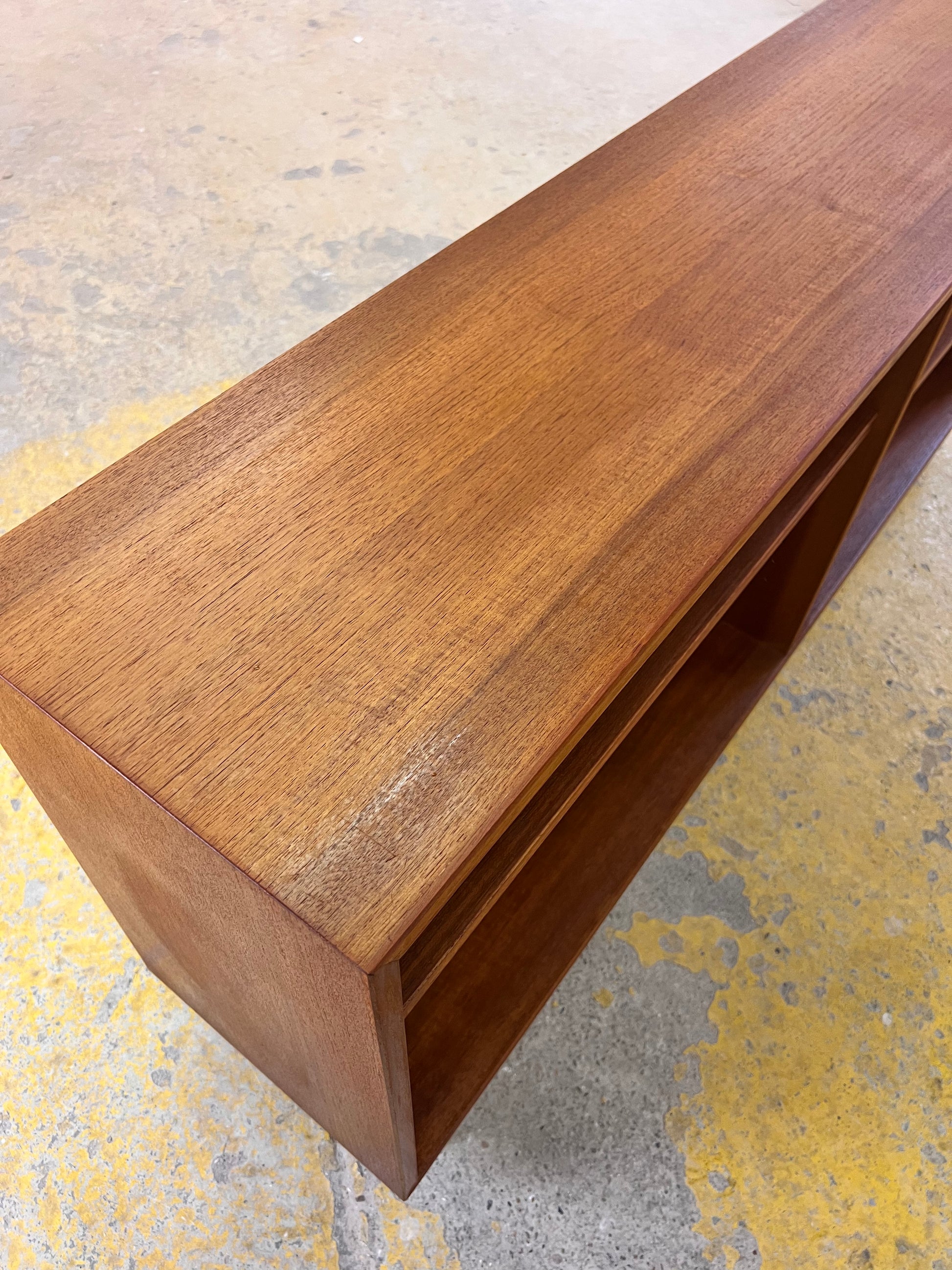 Regal Teak auf Hairpinlegs von rt Möbel