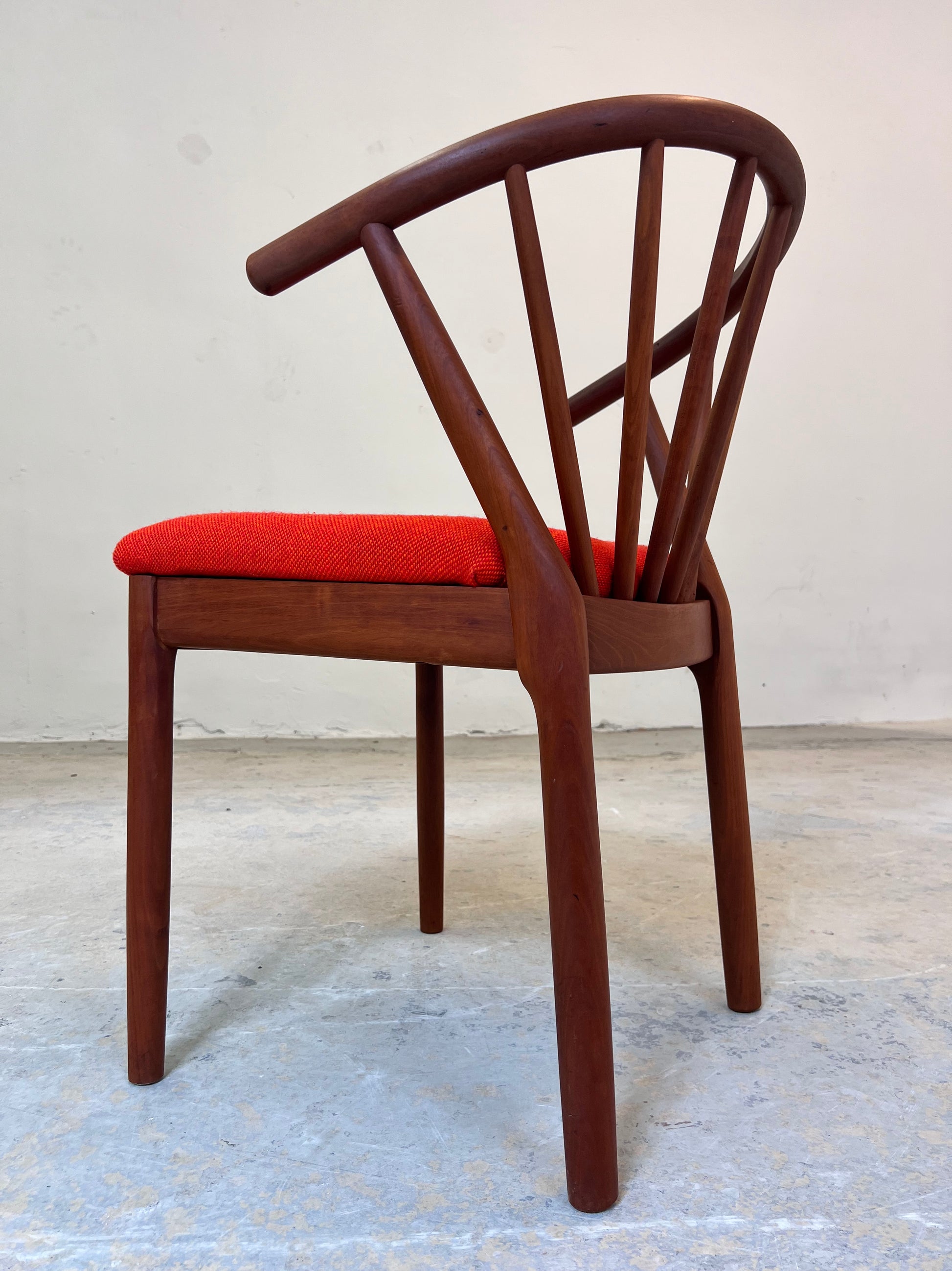 Armlehnstuhl Teak mit orangem Polster von J. L. Møllers Møbelfabrik