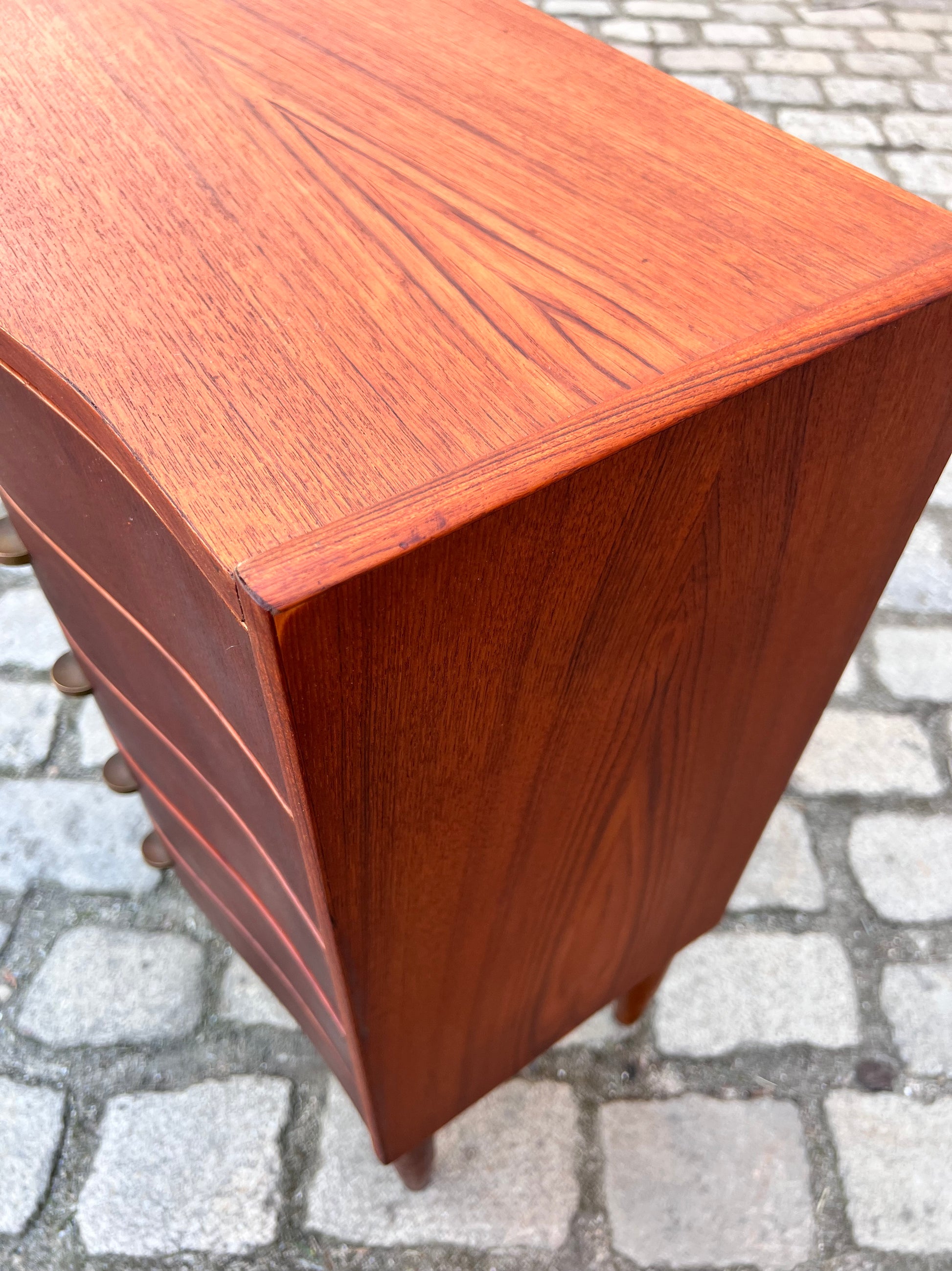 Geschwungene Kommode Teak aus Dänemark