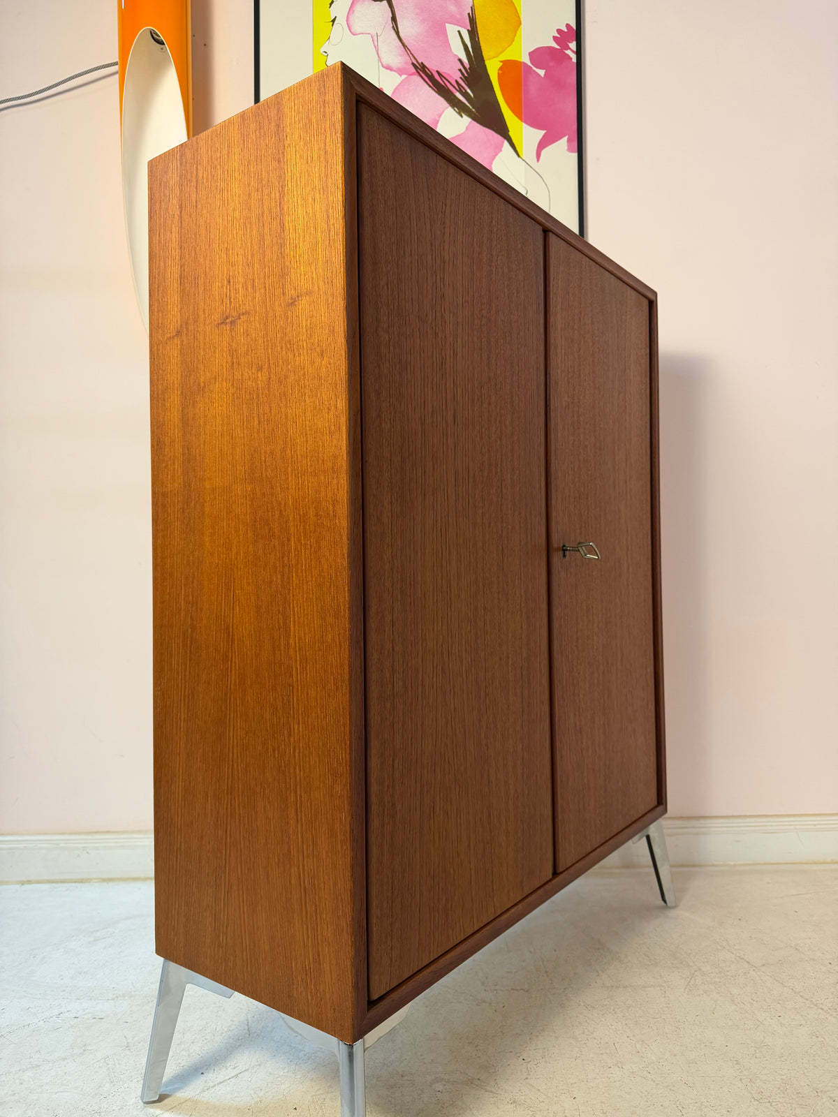 Schrank Teak mit Schloss & neuen Chromfüßen von Heinrich Riestenpatt