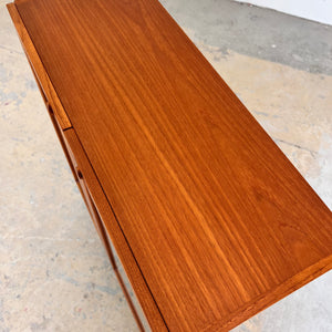 Vitrinenschrank Teak mit neuen Chromfüßen von H.W.Klein für Bramin