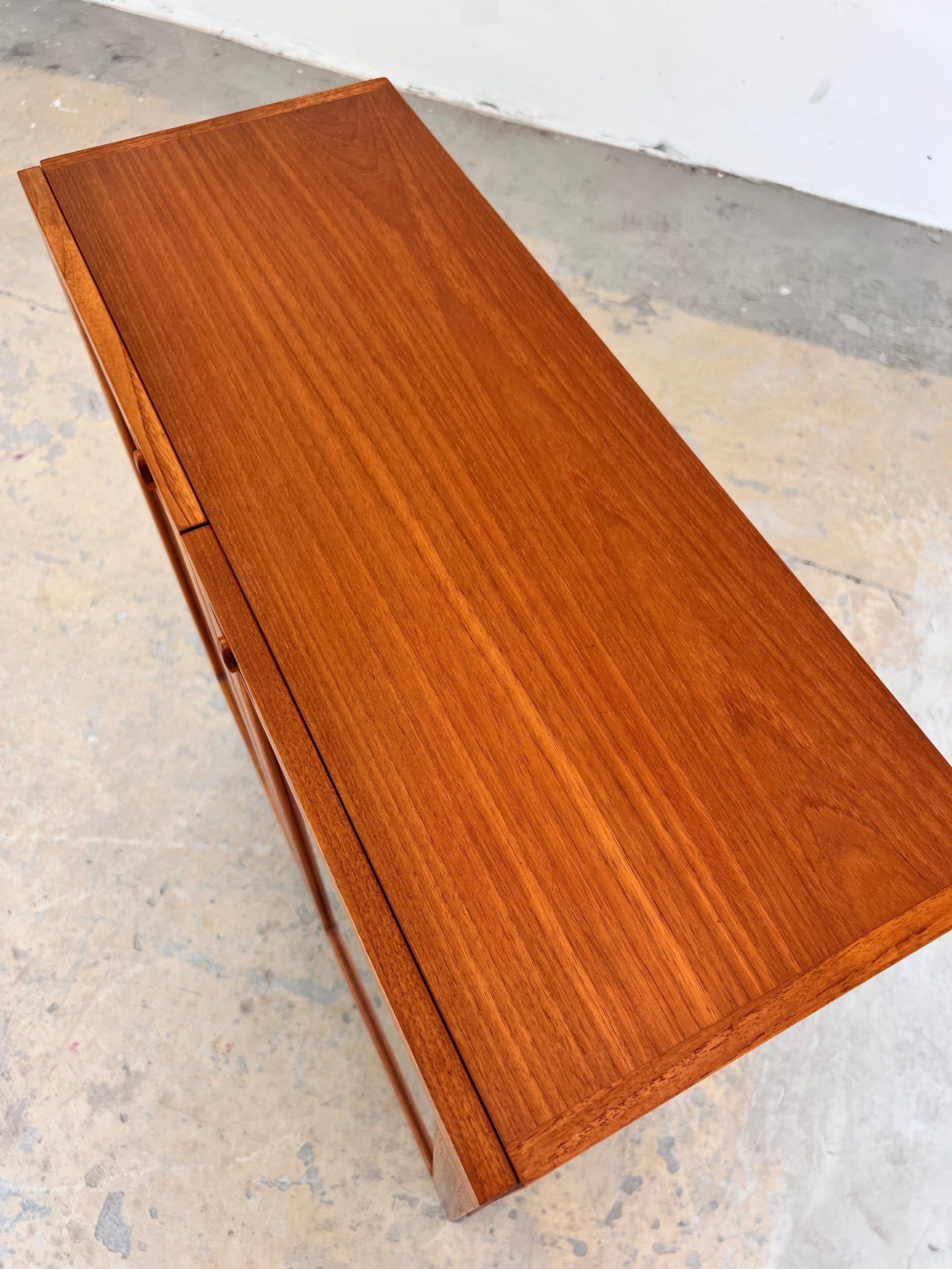 Vitrinenschrank Teak mit neuen Chromfüßen von H.W.Klein für Bramin
