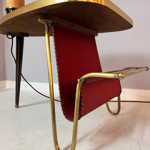 Tisch mit Stehlampe