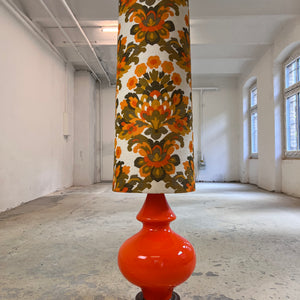 Stehlampe orange mit leuchtendem Glasfuß und 70er Schirm
