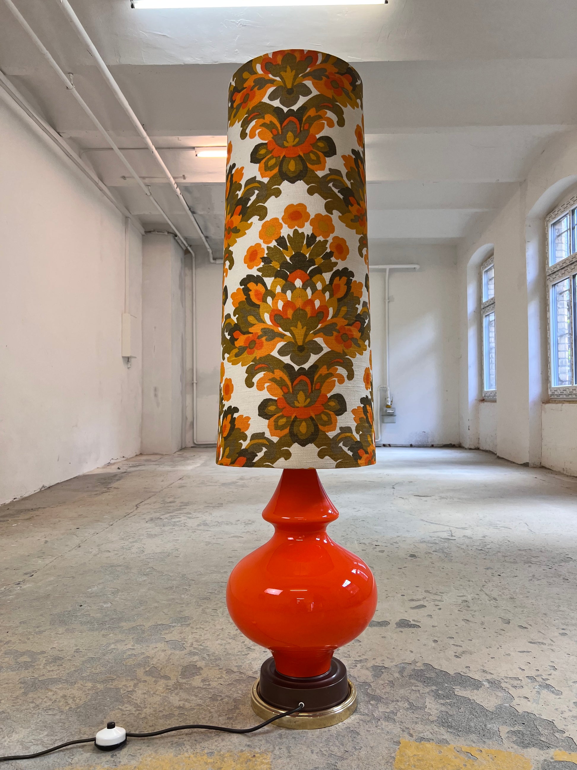 Stehlampe orange mit leuchtendem Glasfuß und 70er Schirm