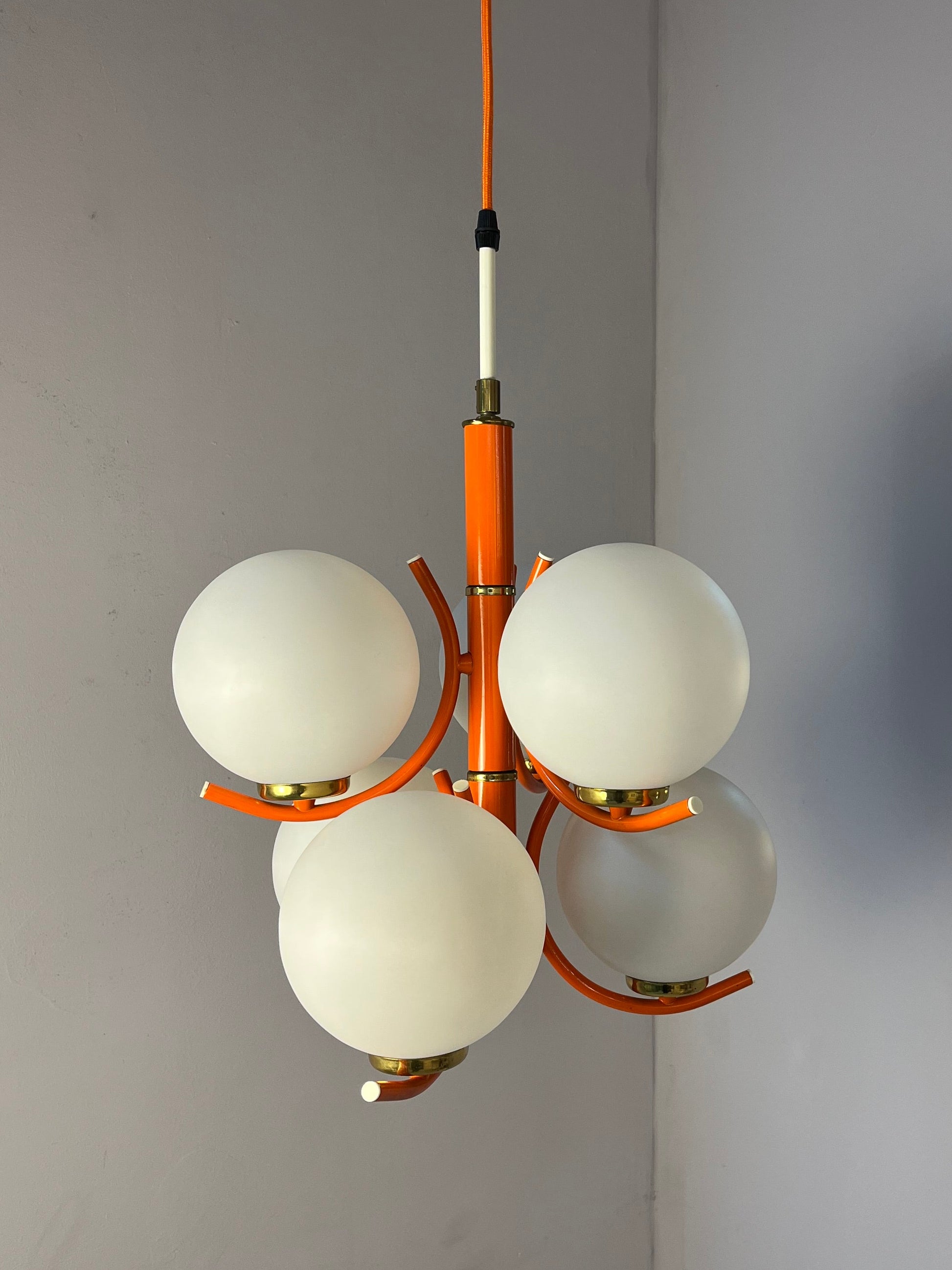 Kronleuchter weiß orange von Richard Essig