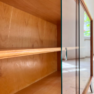 Vitrinenschrank mit neuen Chromfüßen von Werner Ortlepp KG
