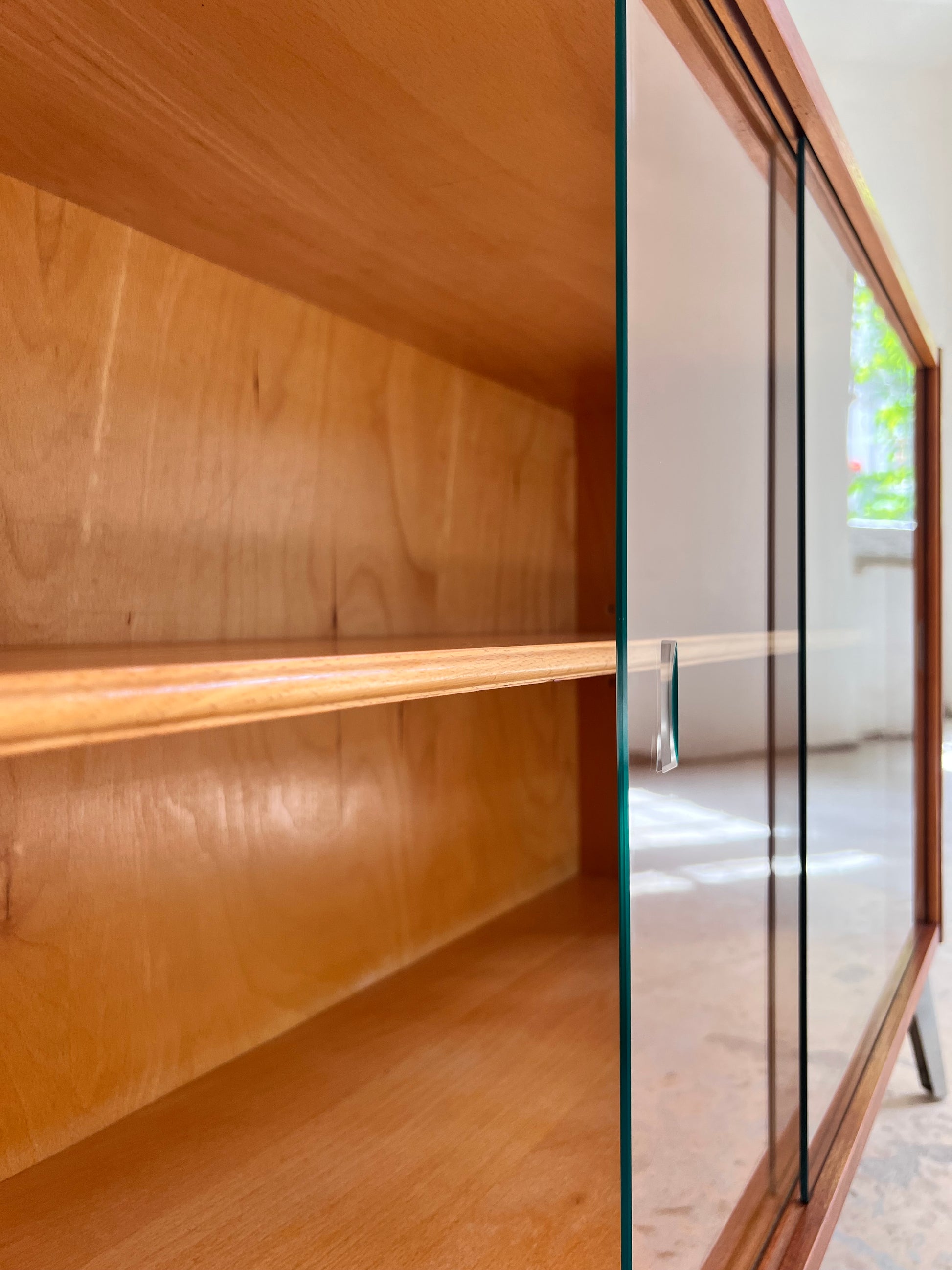 Vitrinenschrank mit neuen Chromfüßen von Werner Ortlepp KG