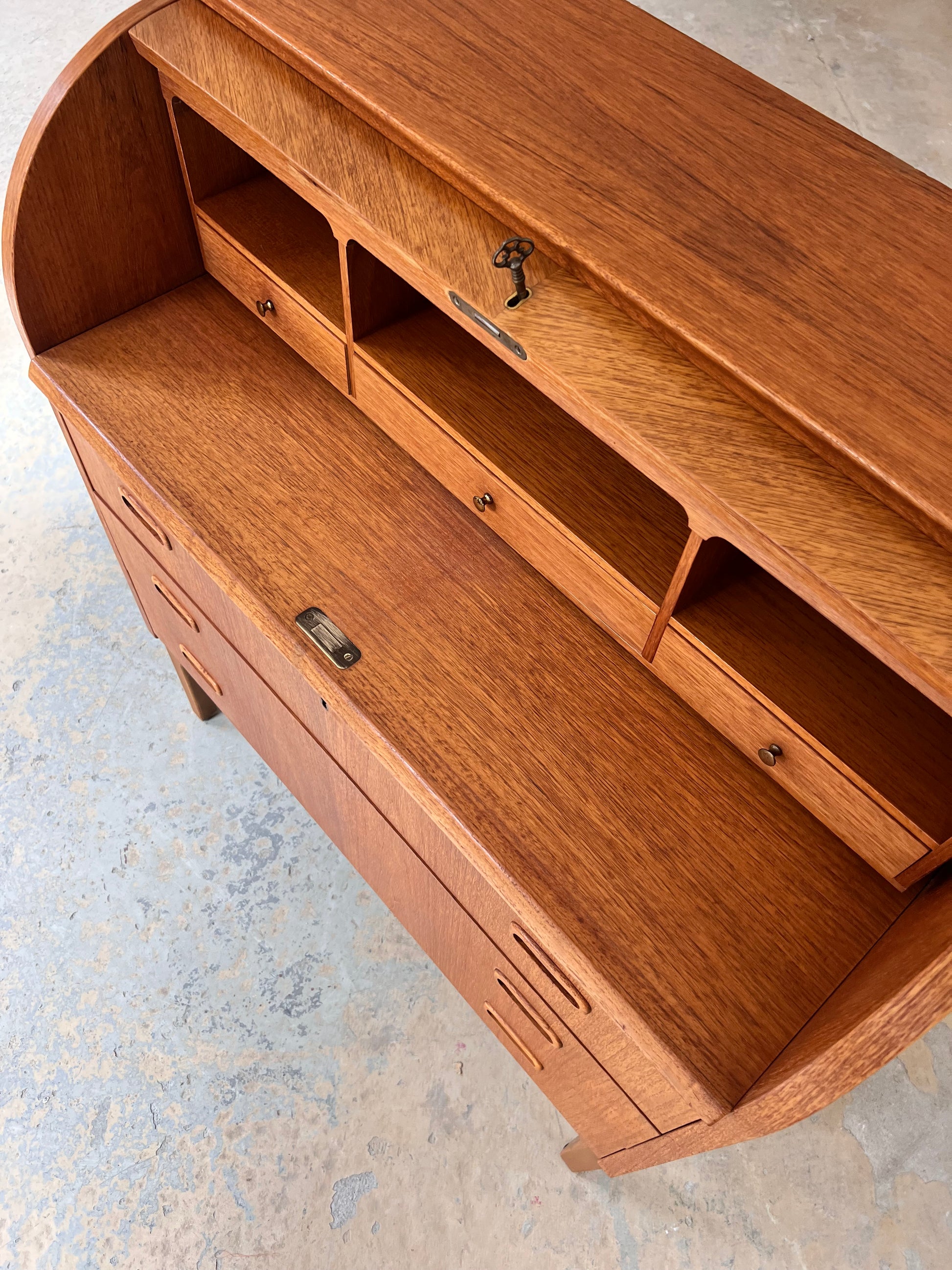 Sekretär Teak halbrund mit Schloss aus Dänemark