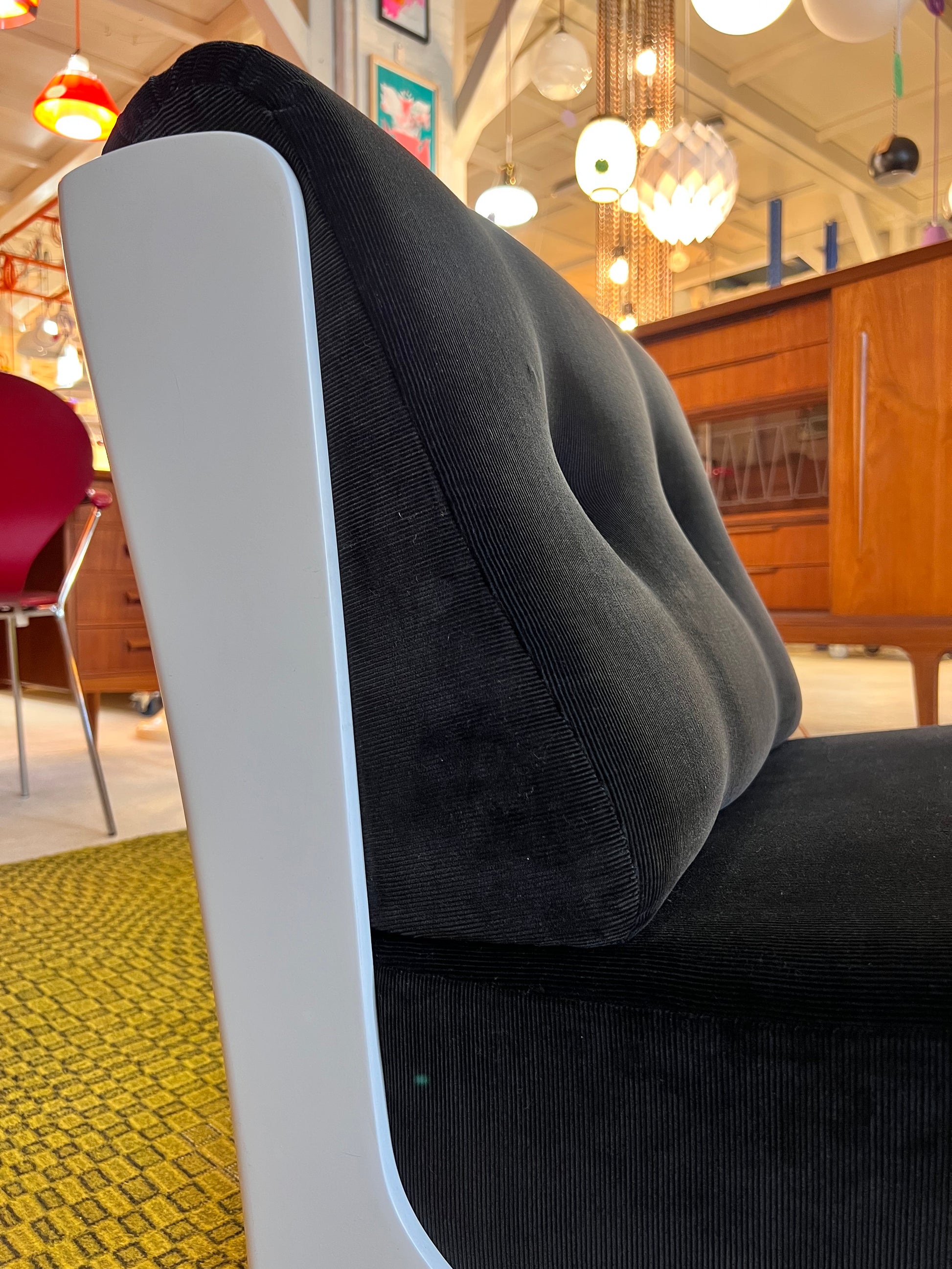 Schalensessel schwarz weiß 70er aus Italien