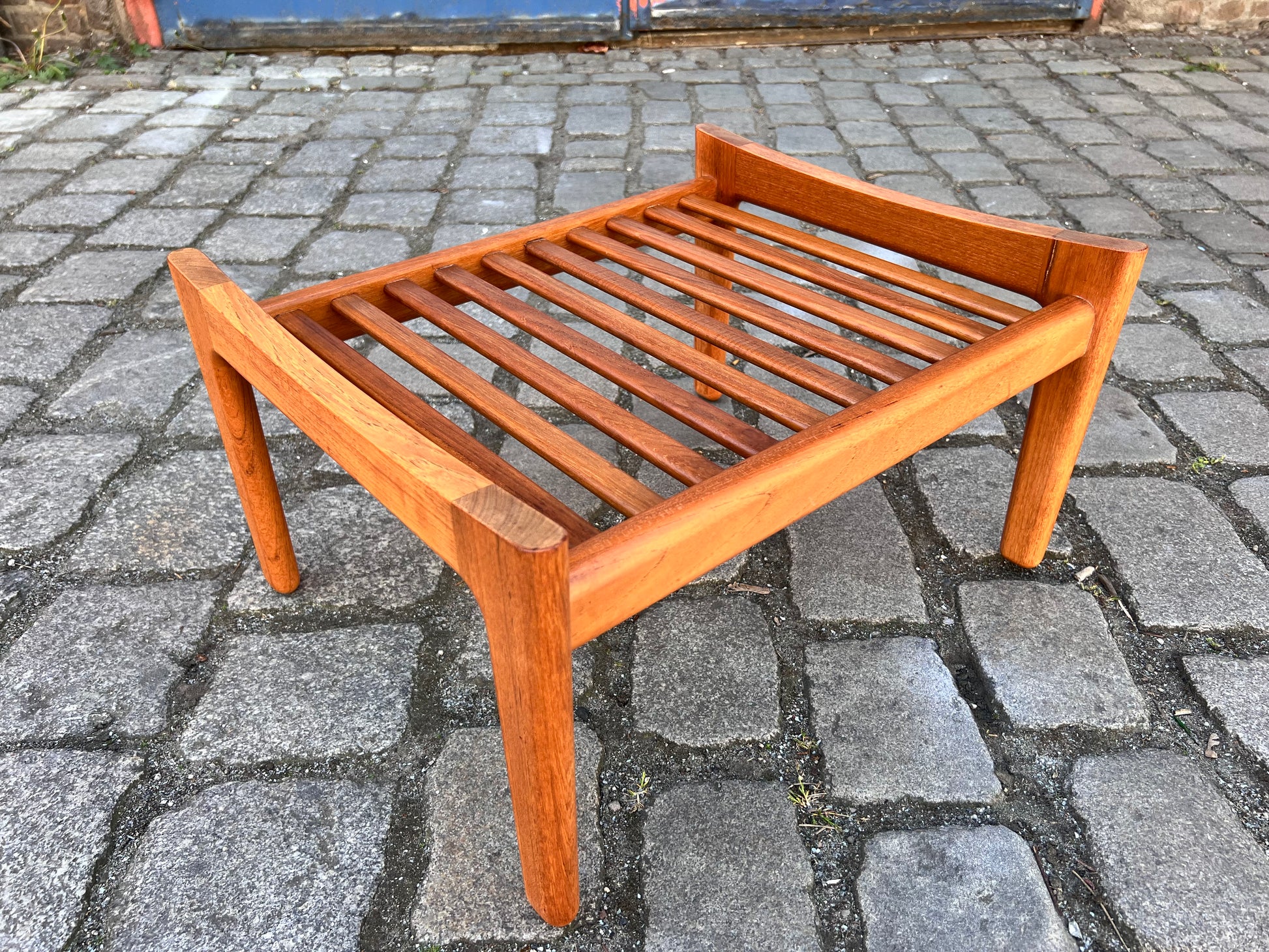 Hocker mit Lederkissen von Hans J. Wegner