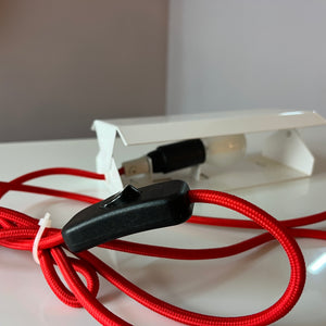 Wandlampe weiß Metall mit rotem Kabel