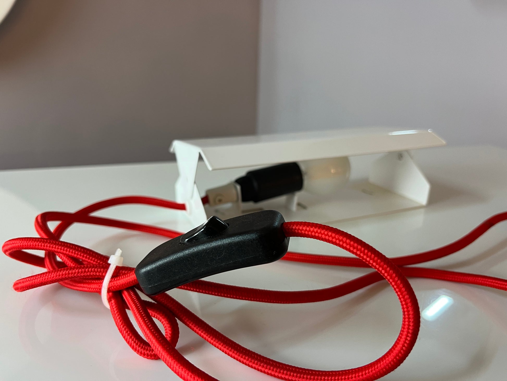 Wandlampe weiß Metall mit rotem Kabel