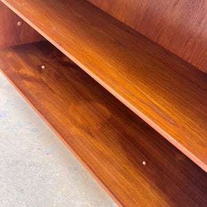 Regal Teak mit neuen Chromfüßen