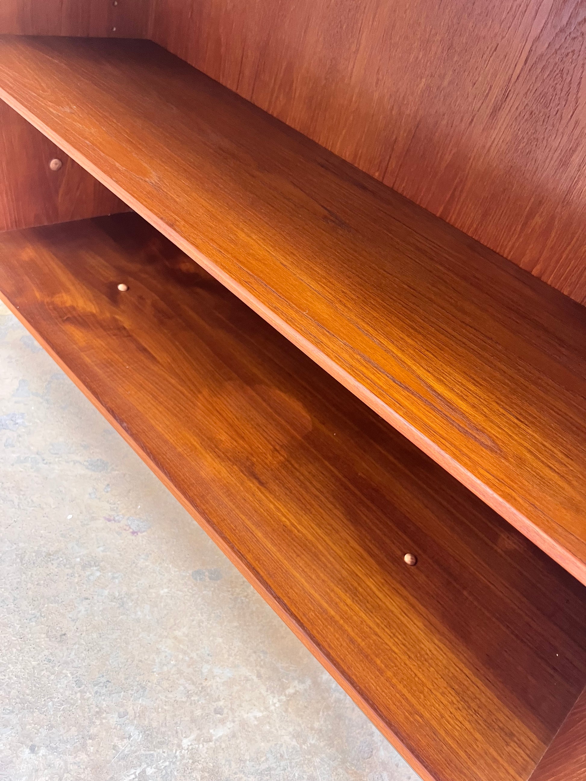 Regal Teak mit neuen Chromfüßen