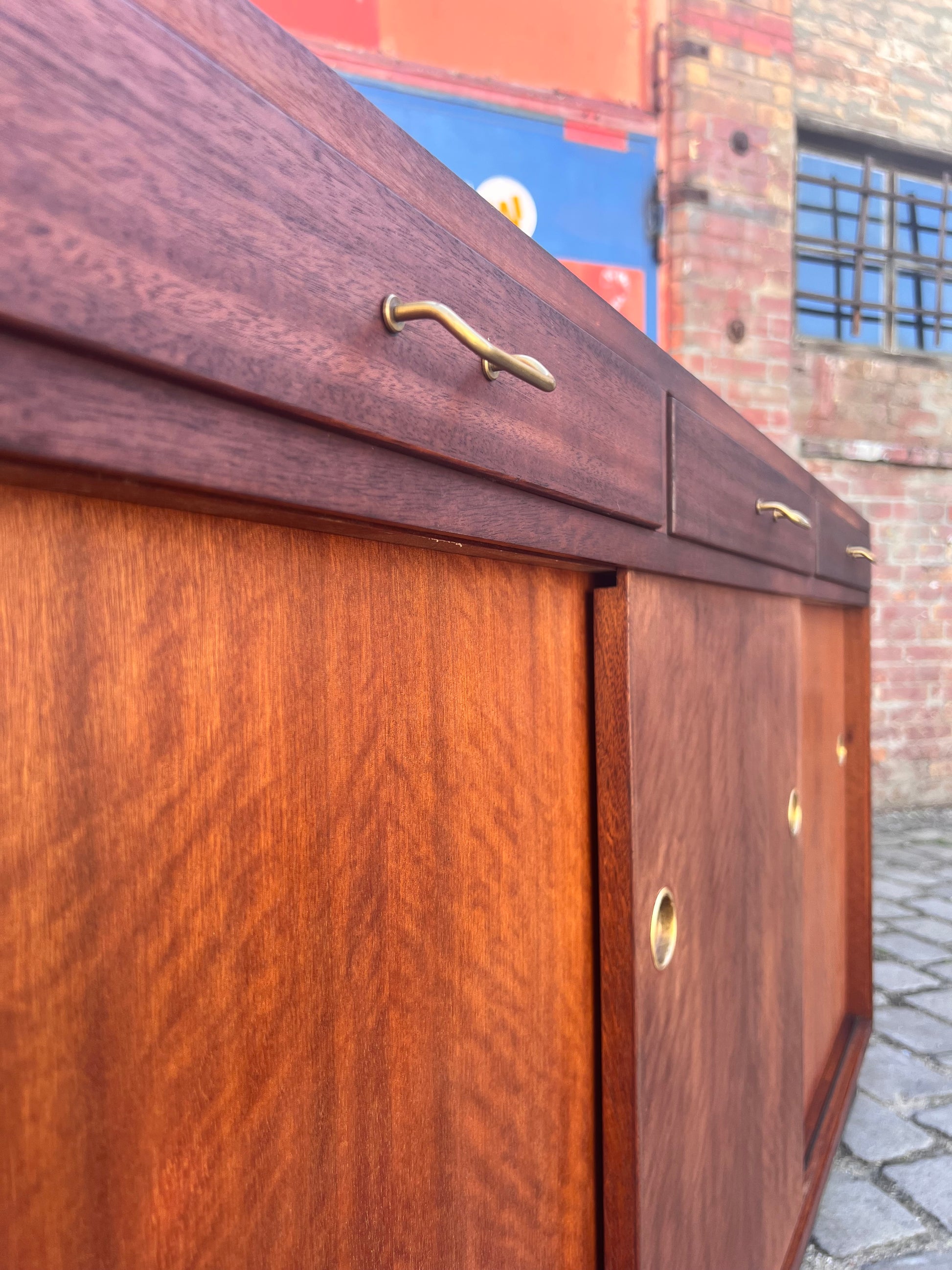 Schuhschrank Teak mit Messinggriffen aus Dänemark