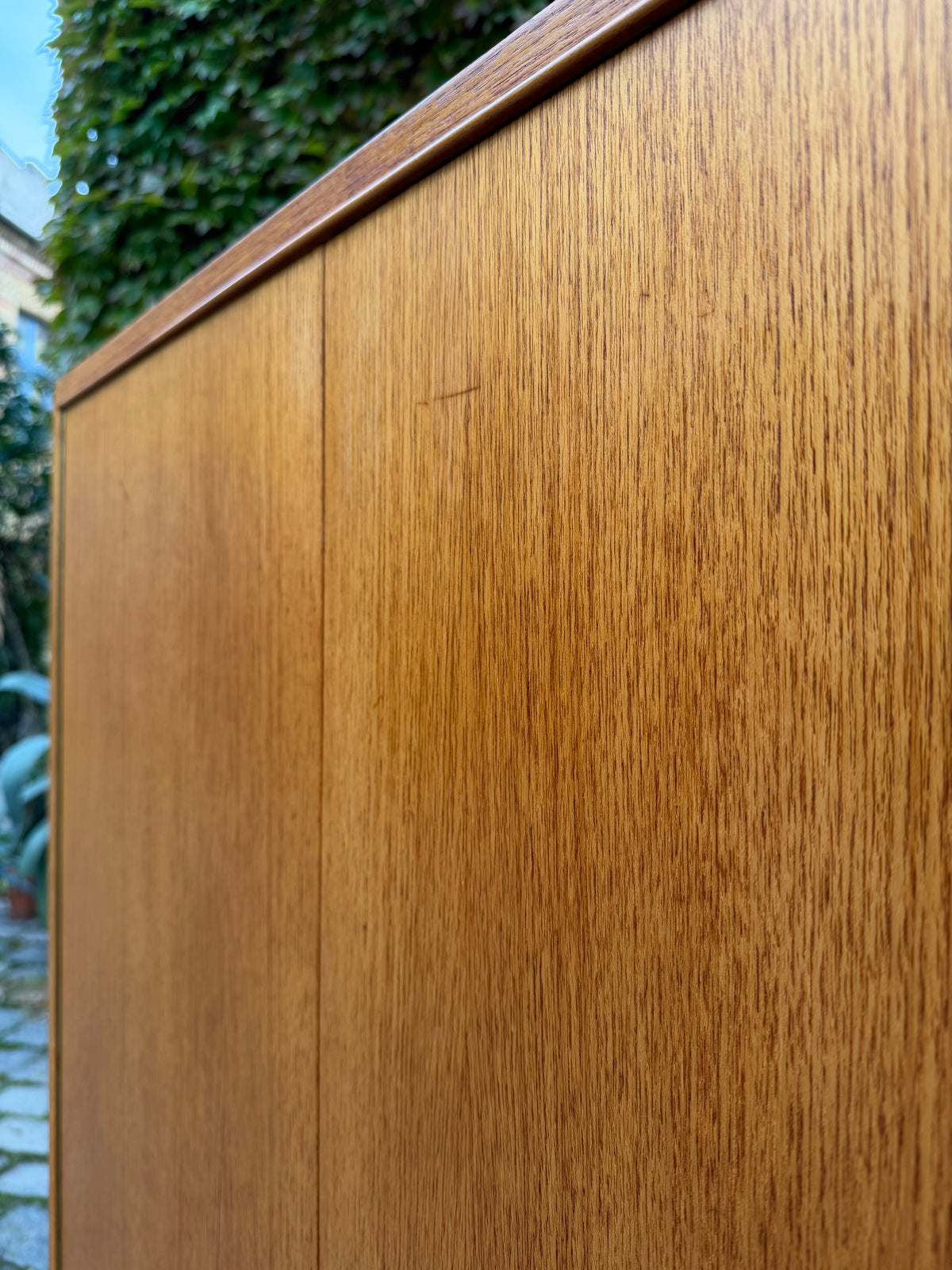 Schrank Teak mit neuen Chromfüßen
