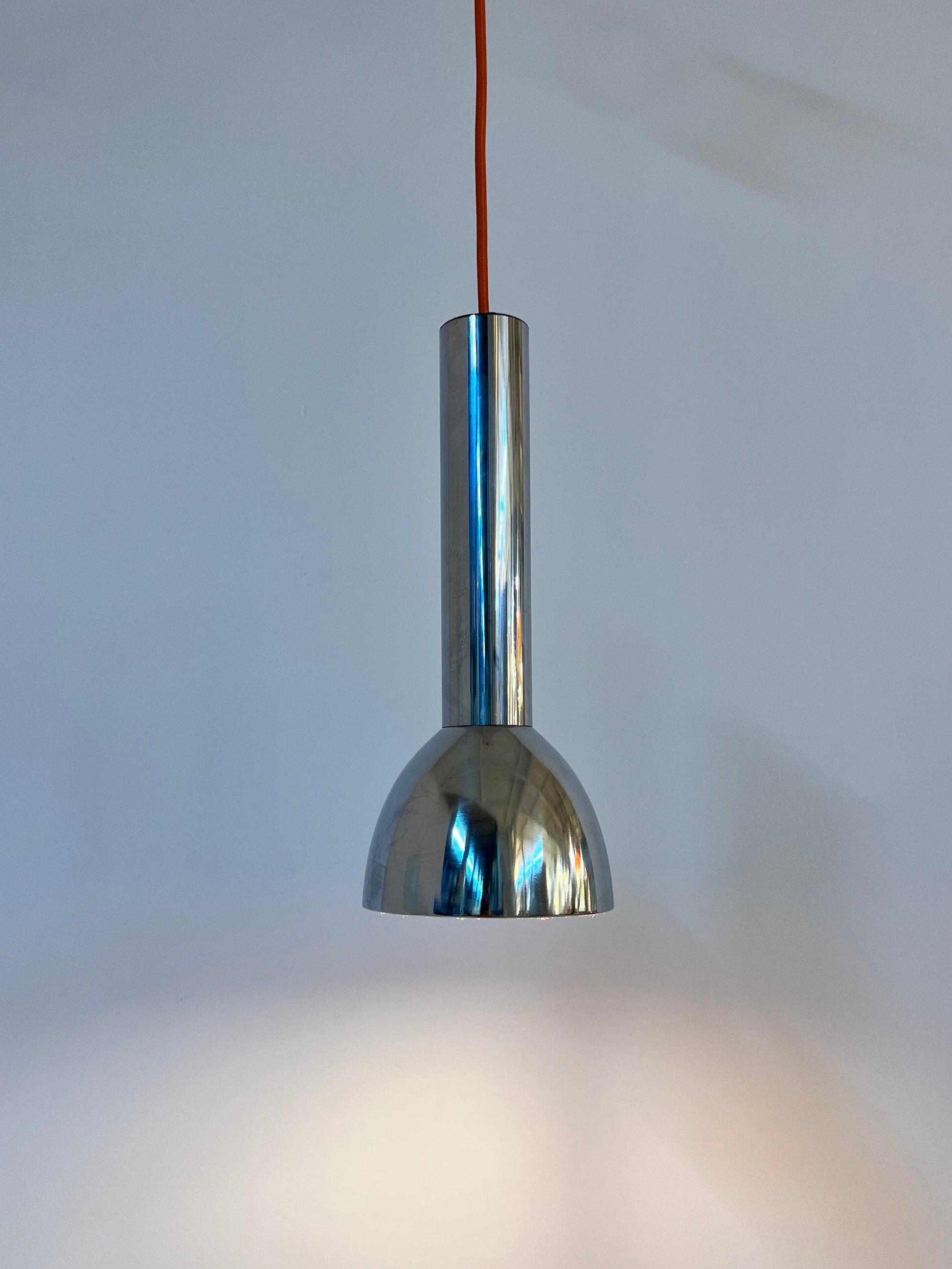 Spotlampe Chrom mit orangem Akzentschirm
