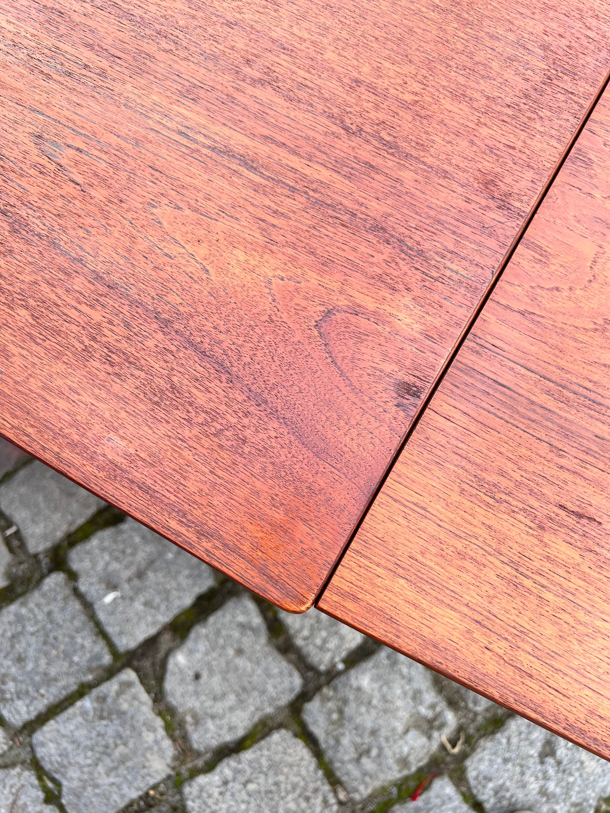 Esstisch Teak ausziehbar mit trapezförmigen Tischblättern