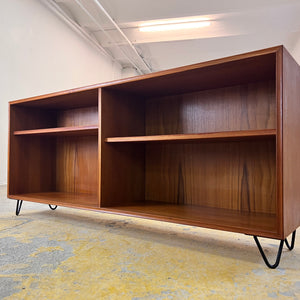 Regal Teak auf Hairpinlegs von rt Möbel