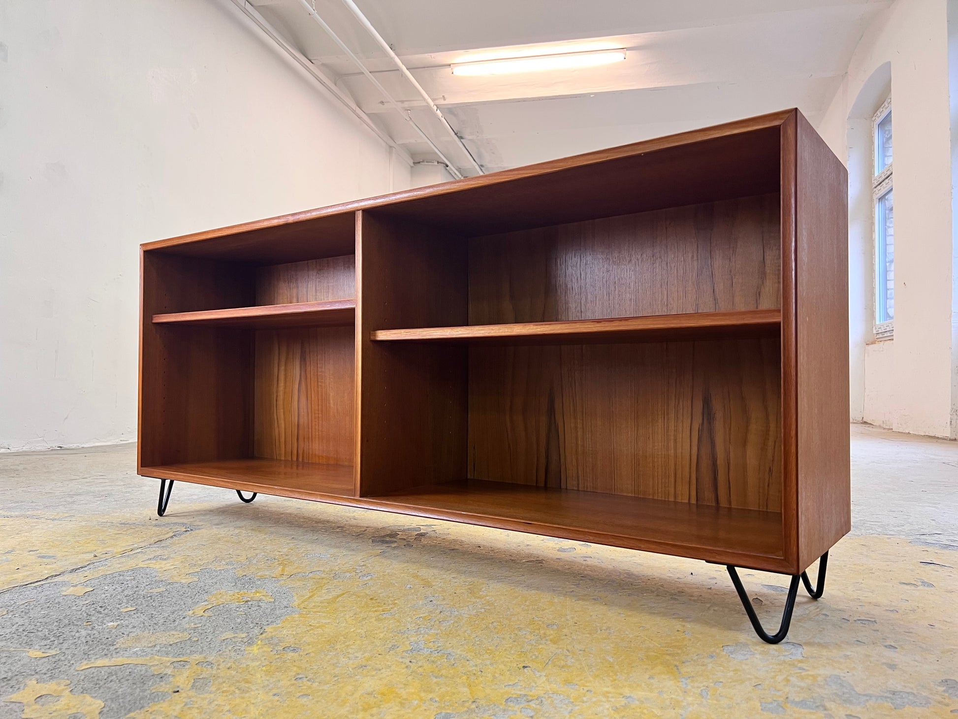 Regal Teak auf Hairpinlegs von rt Möbel
