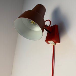 Wandlampe rot neu lackiert von Luxo