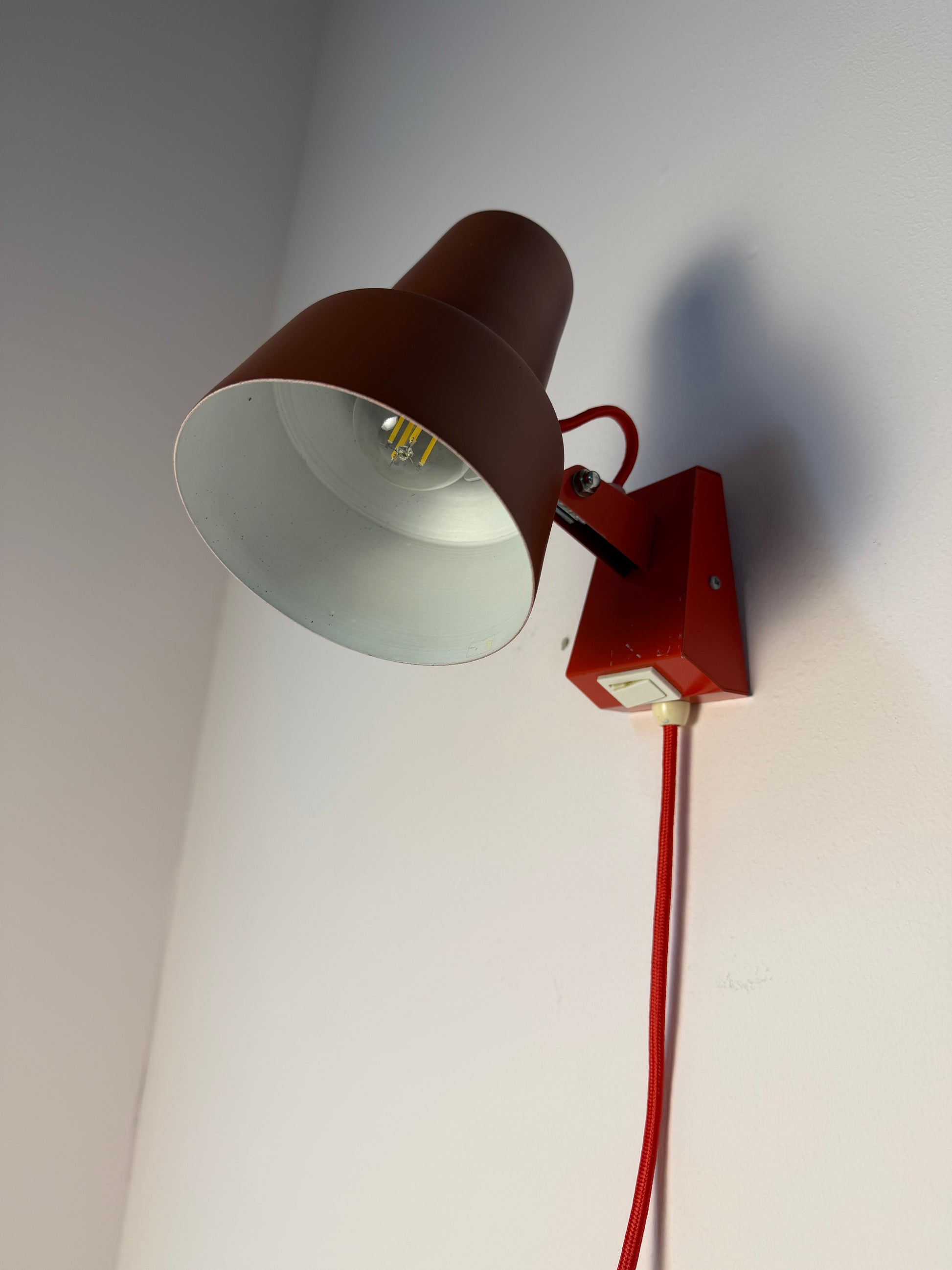 Wandlampe rot neu lackiert von Luxo