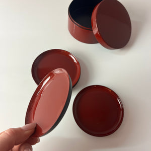 Set: 6x Untersetzer weinrot in Dose von Laurids Lønborg