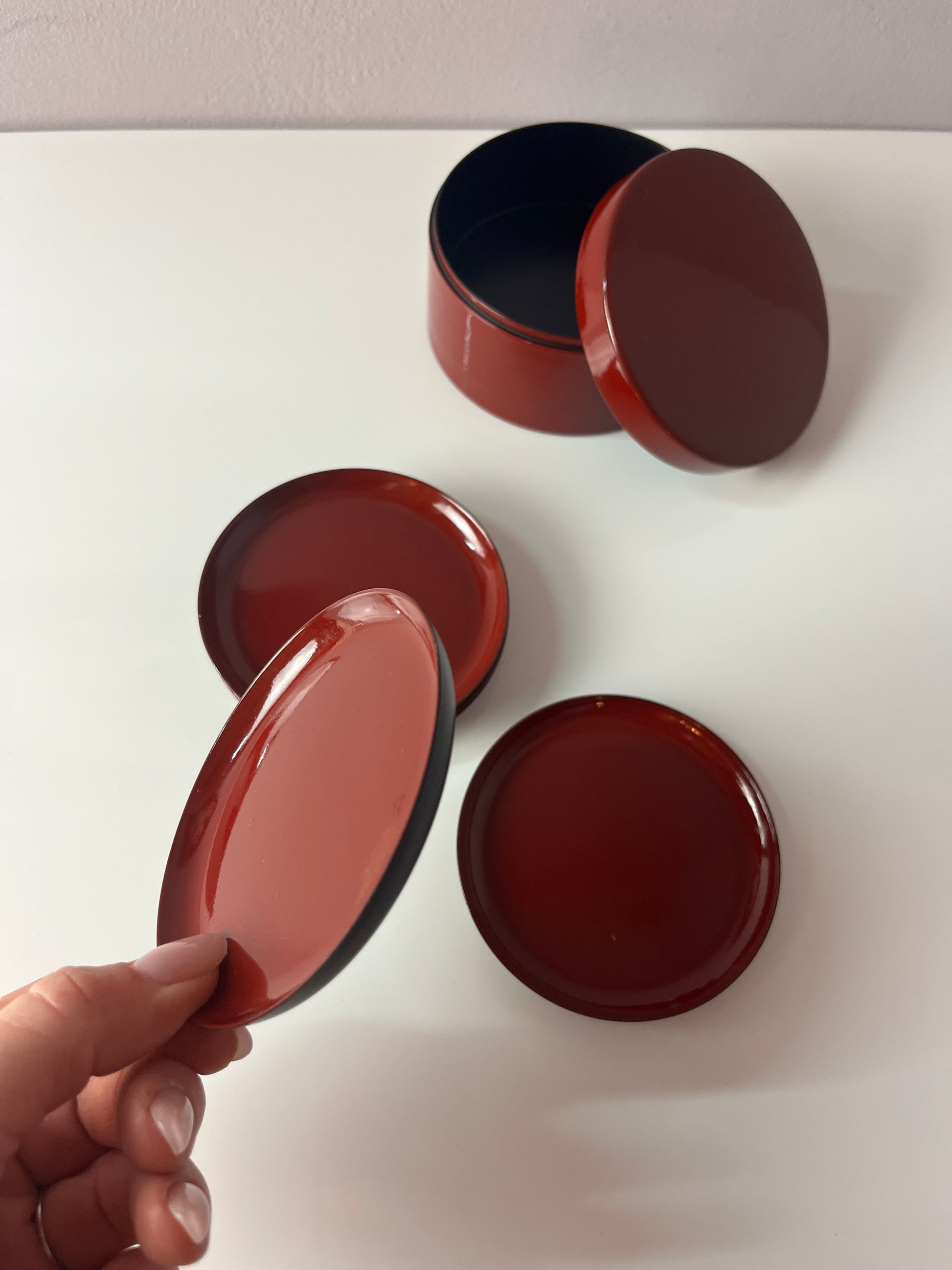 Set: 6x Untersetzer weinrot in Dose von Laurids Lønborg