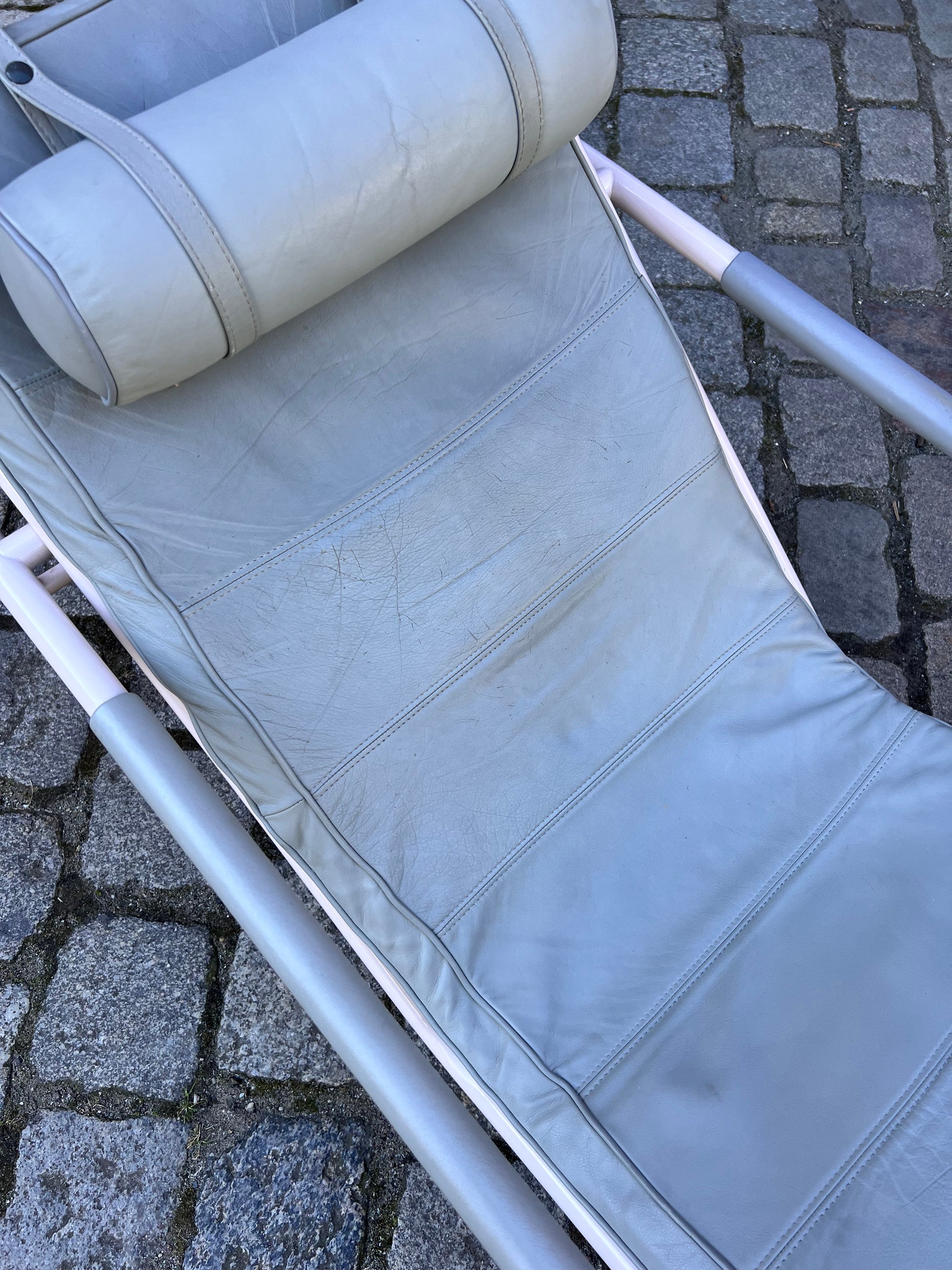 Liege mit Ottomane Modell Genni grau Echtleder von Gabriele Mucchi für Zanotta