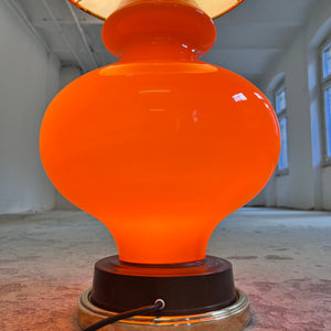 Stehlampe orange mit leuchtendem Glasfuß und 70er Schirm
