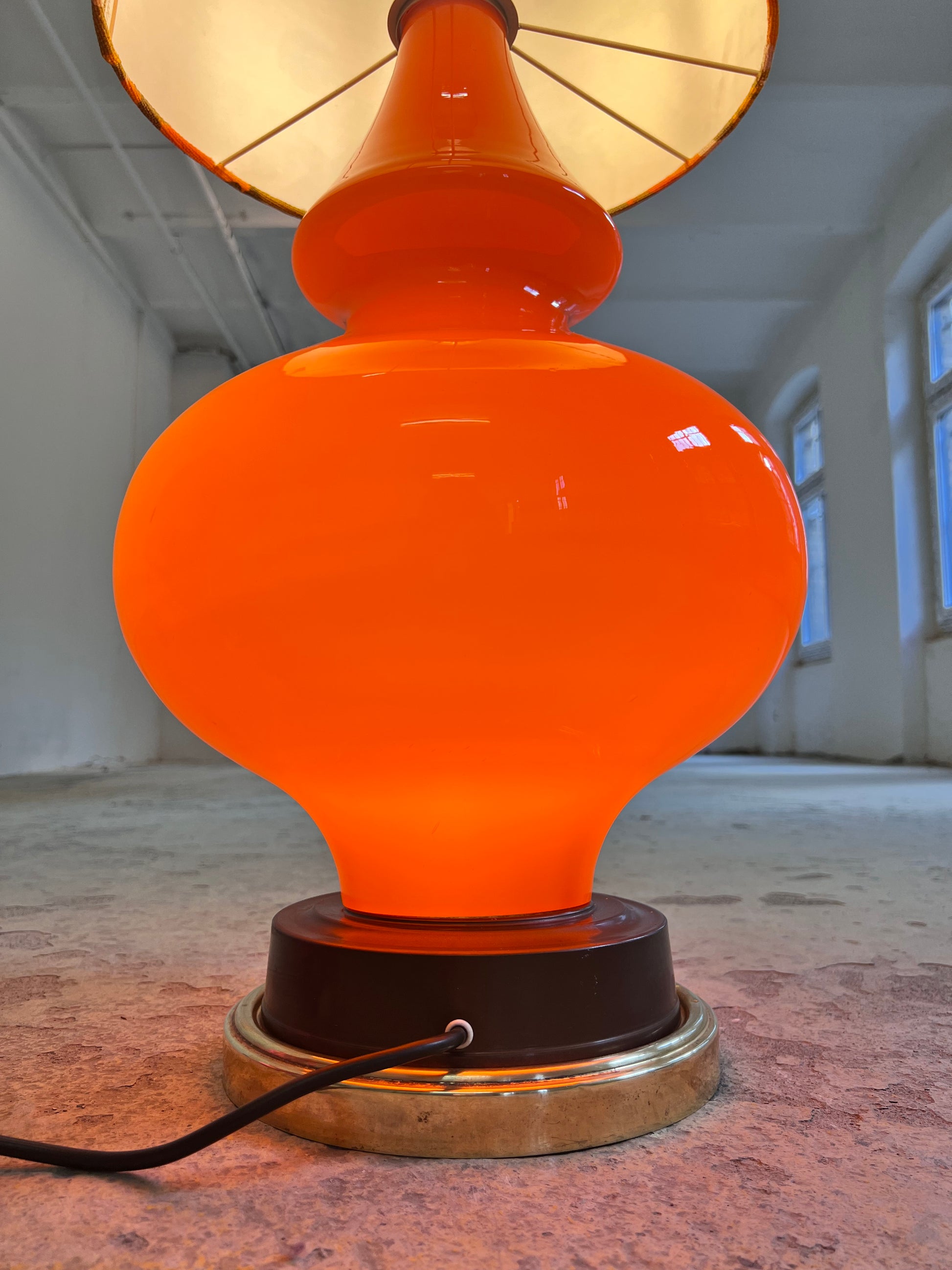 Stehlampe orange mit leuchtendem Glasfuß und 70er Schirm