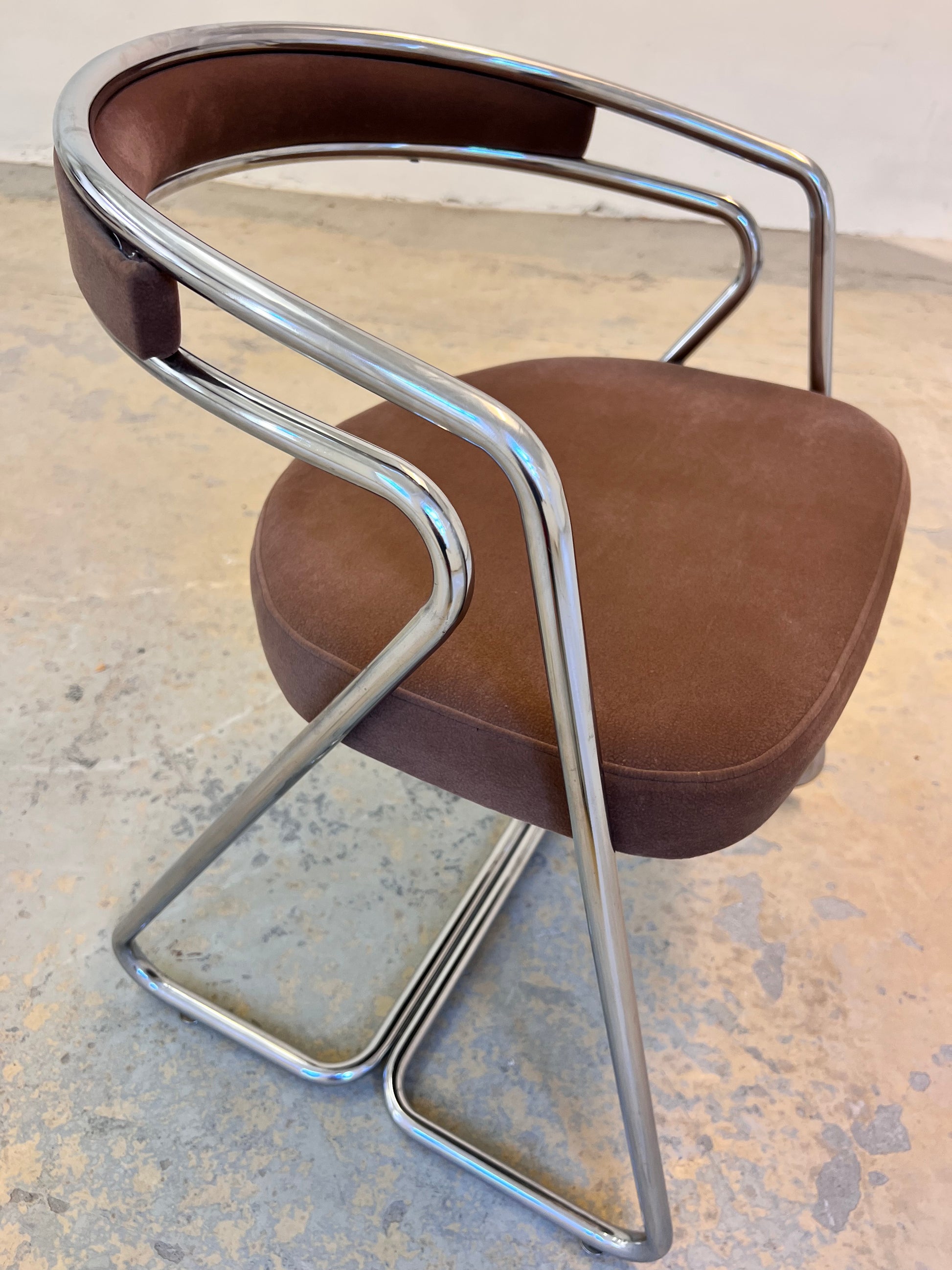 Polsterstuhl Chrom mit braunem Velour