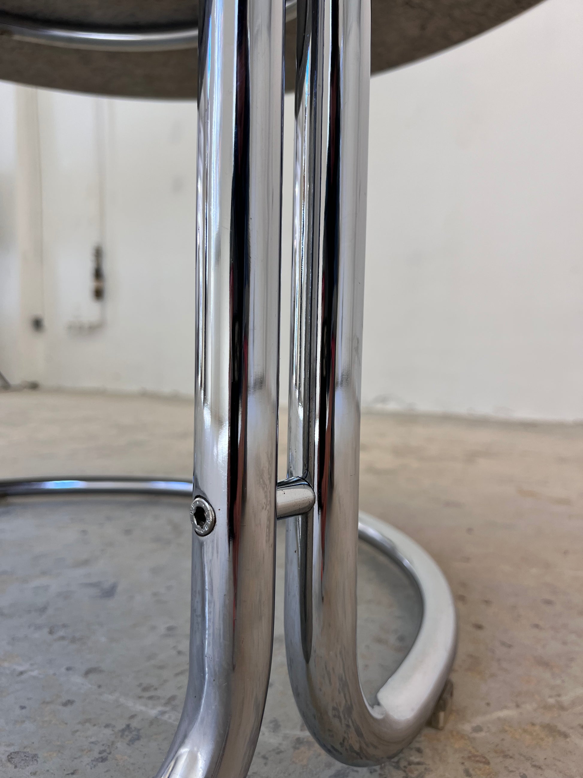 Runder Esstisch Granit Chrom von Giotto Stoppino