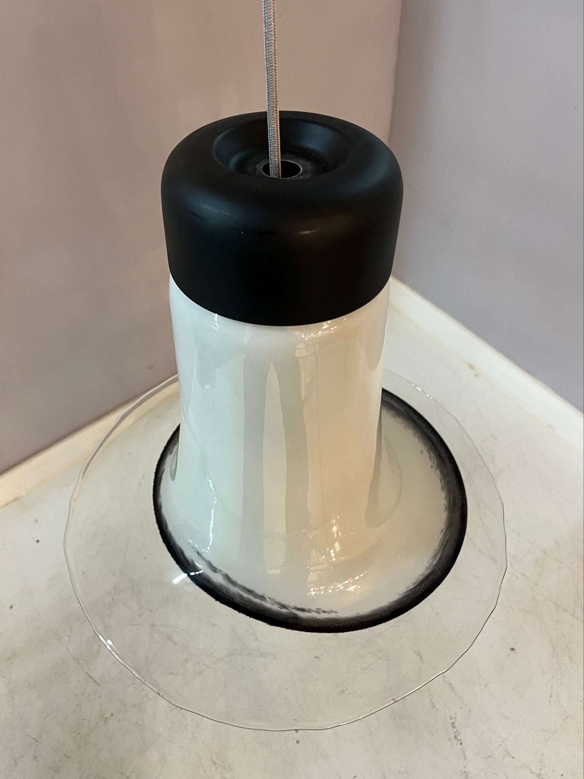 Trompetenlampe schwarz weiß Glas von Peill & Putzler