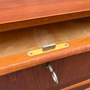 Kommode Teak mit geschwungenen Griffen