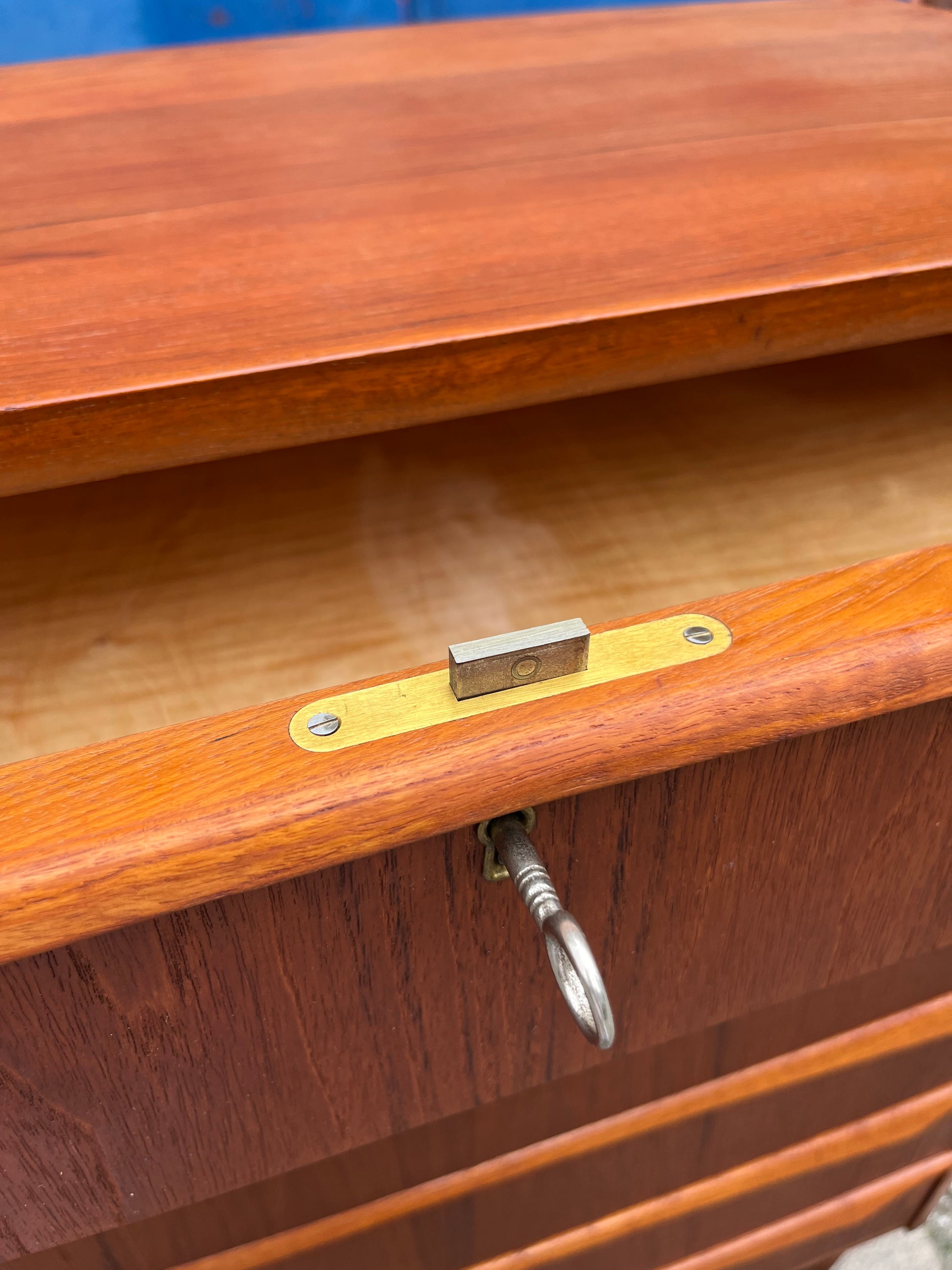 Kommode Teak mit geschwungenen Griffen