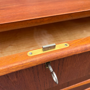 Kommode Teak mit geschwungenen Griffen