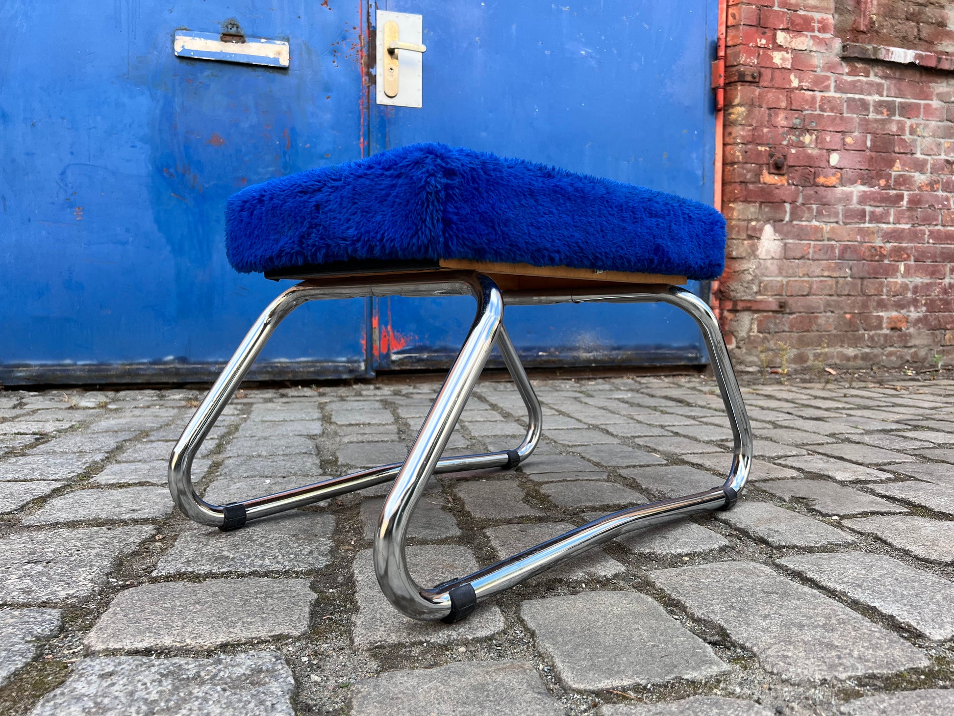 Hocker königsblau Chrom mit Tritt