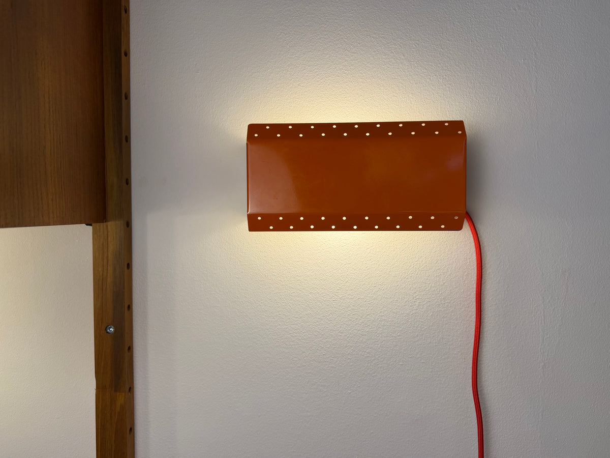 Wandlampe E.S. Horn orange mit beweglichen Visier