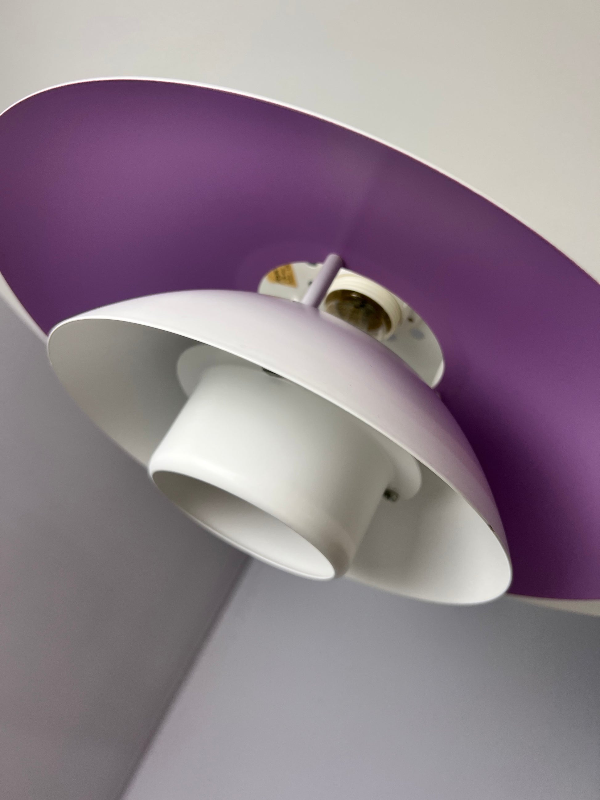 Lamellenlampe weiß lila von Formlight