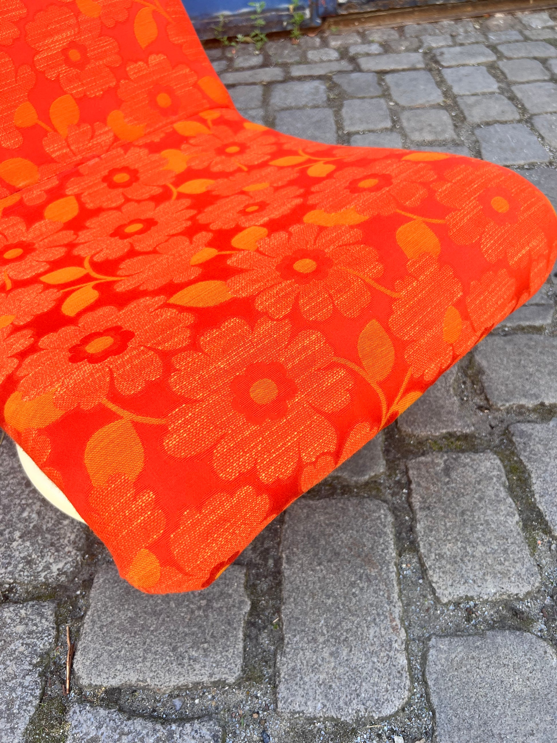 Sessel mit Tulpenfuß orange creme 70er
