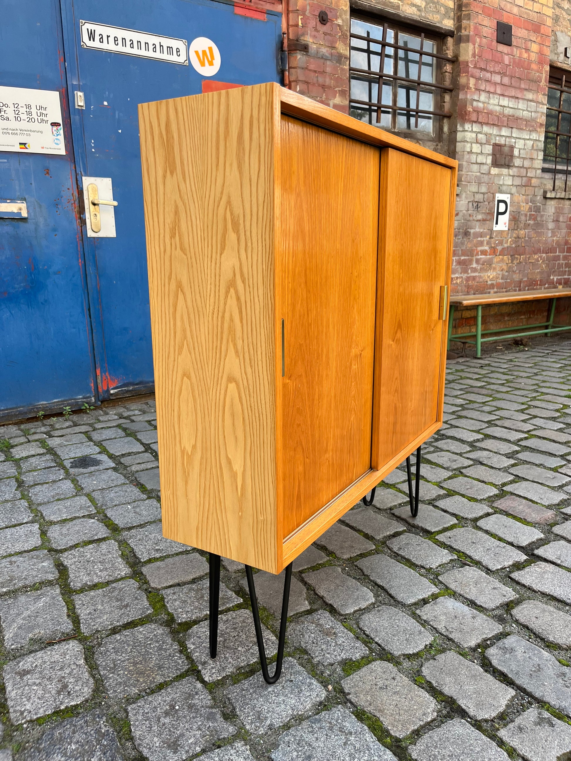 Schrank Typ 605/2 Esche auf Hairpinlegs von Hellerau