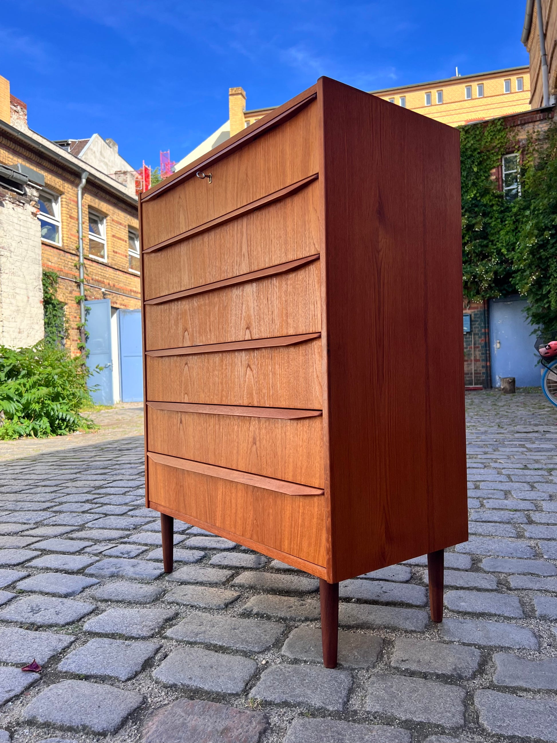 Kommode Teak mit durchgängigen Griffen & Schloss aus Dänemark