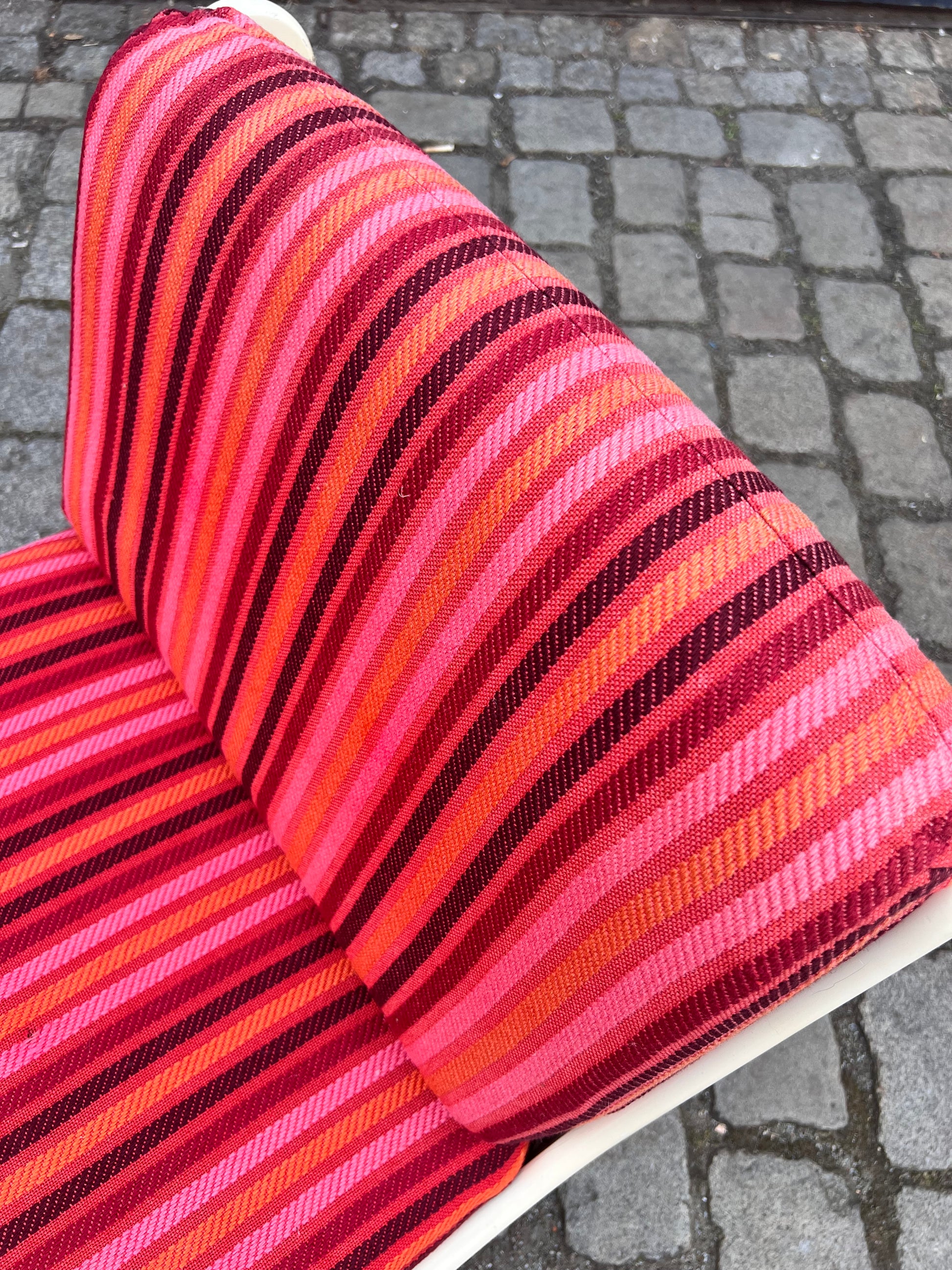 Sessel 70er pink gestreift