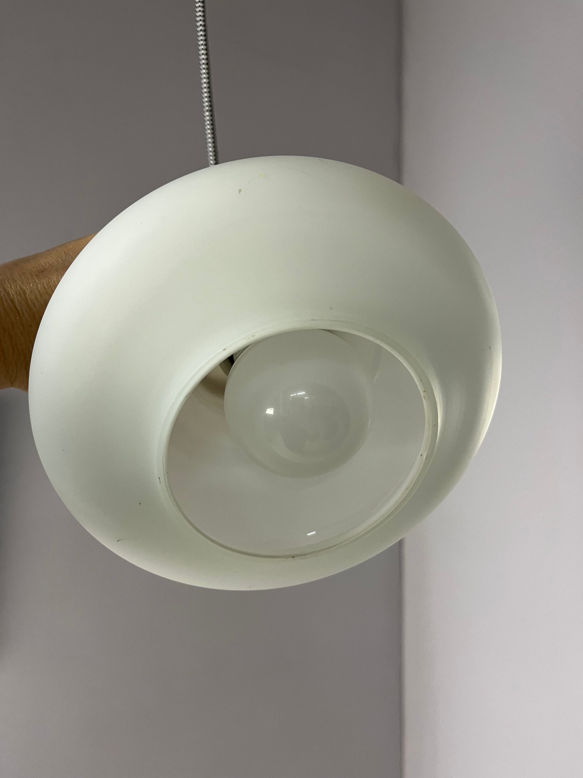 Hängelampe weiß Opalglas von Lightskaer Lighting