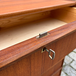 Kommode Teak mit durchgängigen Griffen