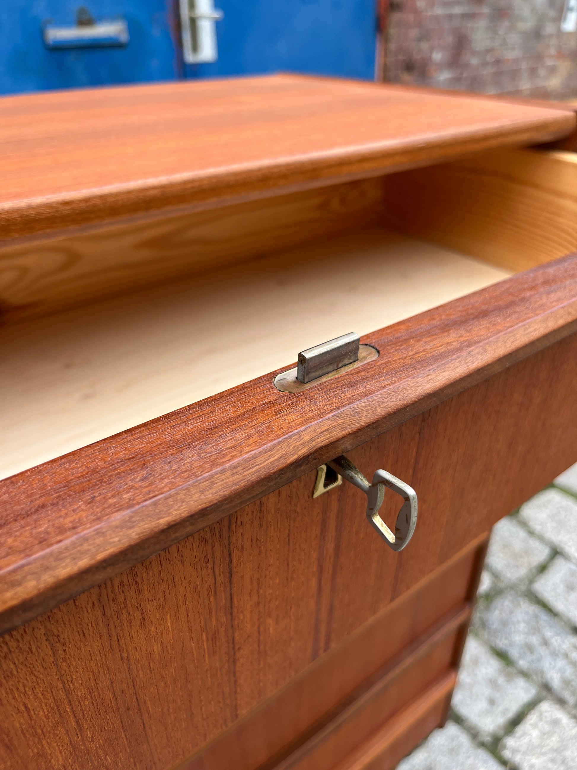 Kommode Teak mit durchgängigen Griffen